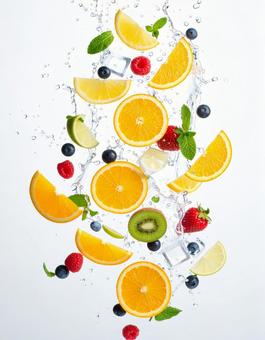 果物と水粒が描く静寂の写真