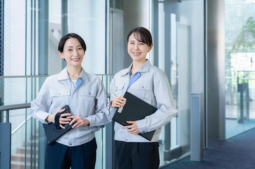 ビルメンテナンスする女性エンジニア 不動産,エンジニア,メンテナンスの写真素材