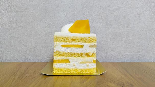 マンゴーショートケーキの断面 マンゴーショートケーキの断面の写真