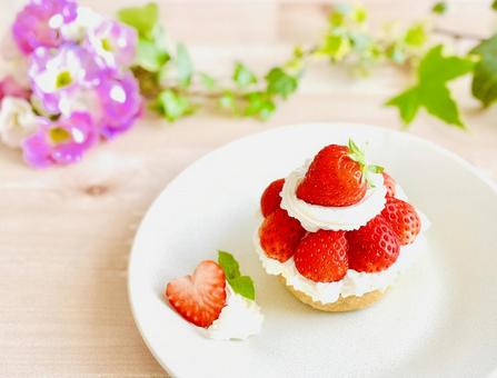 いちごタルトと花 いちご,ケーキ,スイーツの写真素材