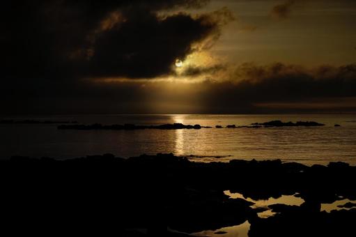 <五島の風景>夜明けの海と朧太陽 <五島の風景>夜明けの海と朧太陽 海,磯,夜明けの写真素材