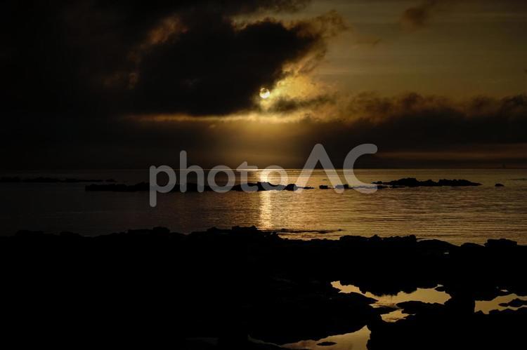 ＜五島の風景＞夜明けの海と朧太陽 海,磯,夜明けの写真素材