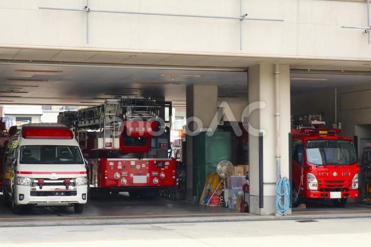 消防署にとまっている消防車と救急車 消防署,消防車,救急車の写真素材