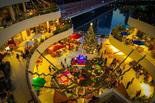 夕焼けとクリスマス市 クリスマスツリー,ショッピングモール,夕焼けの写真素材