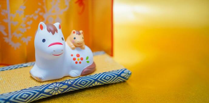 午親子と金背景 馬の置物,午年,干支の写真素材