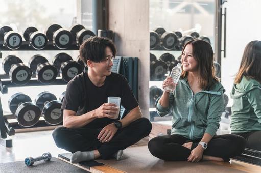 水分補給をするスポーツジムに通う男女 スポーツジム,休憩,ジムの写真素材