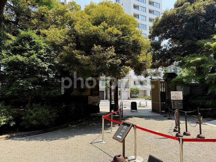 旧古河邸  旧古河庭園  7月の出口 出口,ゲート,門の写真素材