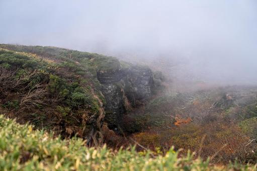 栗駒山 紅葉の岩肌と山 栗駒山 紅葉の岩肌と山 秋,紅葉,黄葉の写真素材