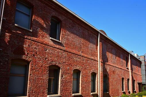赤レンガの建物5 赤レンガ,青空,空の写真素材