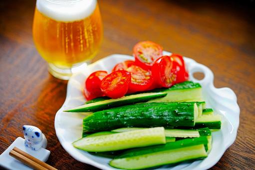 前菜はビールとキュウリとミニトマト 前菜はビールとキュウリとミニトマト 晩酌,ビール,前菜の写真素材
