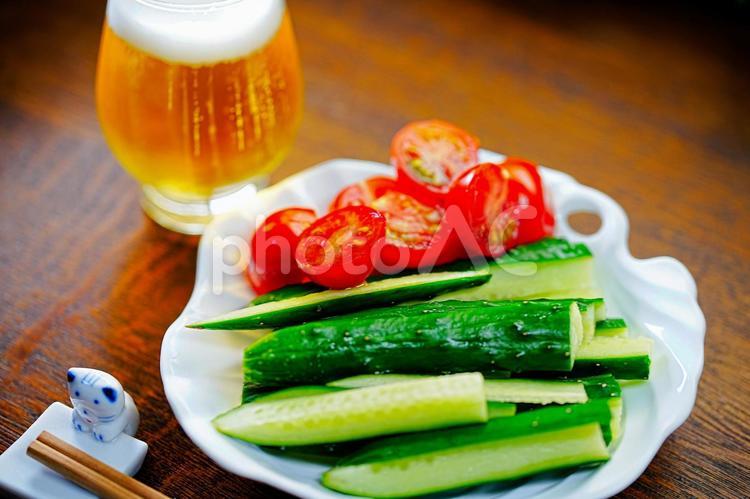 前菜はビールとキュウリとミニトマト 晩酌,ビール,前菜の写真素材
