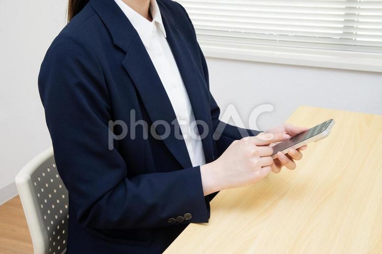 スマートフォンを操作する女性 ビジネス,女性,人物の写真素材