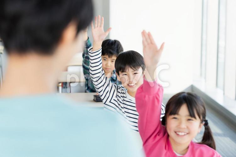 教室で挙手する小学生の授業イメージ 教室,授業,挙手の写真素材