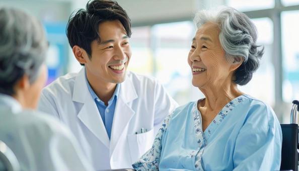 高齢の患者に優しく語り掛ける男性医師 高齢の患者に優しく語り掛ける男性医師の写真