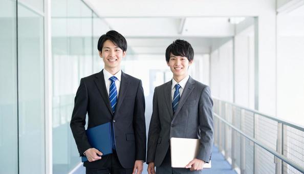 笑顔のビジネスマン二人 笑顔のビジネスマン二人の写真