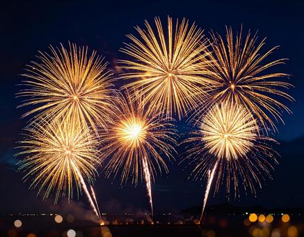 夜空に上がる打ち上げ花火 夜空に上がる打ち上げ花火の写真