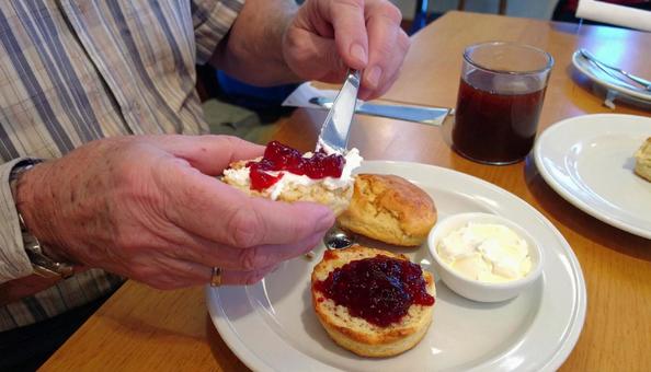 スコーンにクロテッドクリームとジャム添えの写真