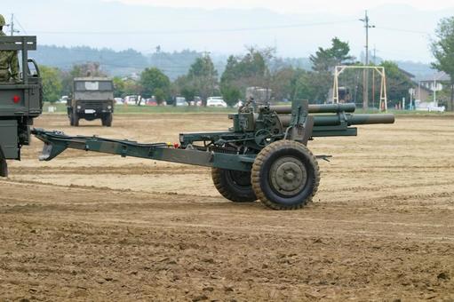 牽引される陸上自衛隊の榴弾砲M2A1 牽引される陸上自衛隊の榴弾砲M2A1 自衛隊,陸上自衛隊,105mm榴弾砲の写真素材