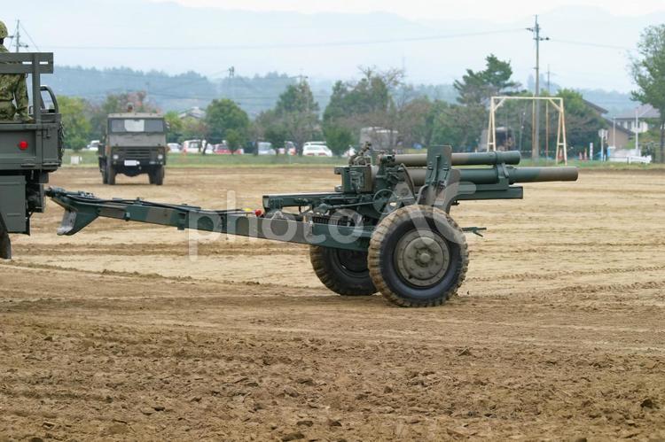 牽引される陸上自衛隊の榴弾砲M2A1 自衛隊,陸上自衛隊,105mm榴弾砲の写真素材