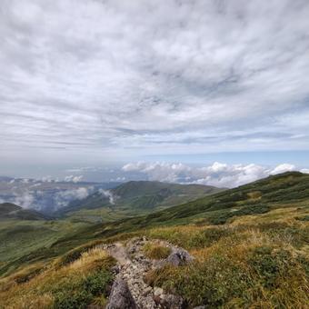 山頂付近からの雲と空 山頂付近からの雲と空の写真