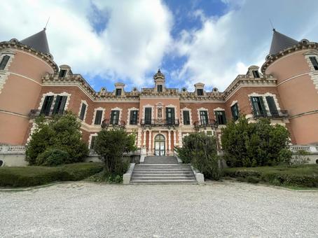 パラウ・デ・レス・オレス全景 パラウ・デ・レス・オレス全景 バルセロナ,スペイン,カタルーニャの写真素材