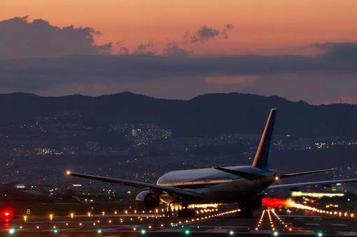 夕暮れの滑走路で向きを変える旅客機の姿 夕暮れの滑走路で向きを変える旅客機の姿の写真