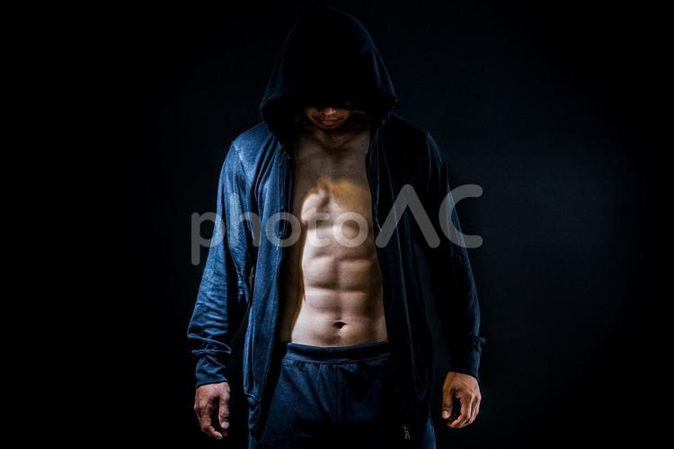 筋肉を鍛える男性（腹直筋） 筋肉,マッチョ,腹筋の写真素材