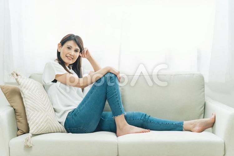 ソファに座るミドル世代の女性 女性,主婦,母の日の写真素材