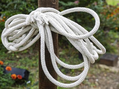 木柱にかけた白いロープ 木柱にかけた白いロープ ロープ,紐,白の写真素材