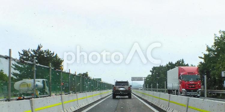 シフト工事中　タンクローリーとトラック タンクローリー,トラック,車の写真素材