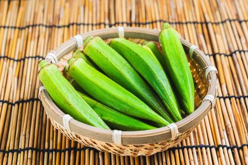 竹ざるに盛られた新鮮なオクラ 竹ざるに盛られた新鮮なオクラ オクラ,野菜,緑色の写真素材