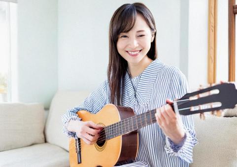 ギターを弾く女性＃2の写真