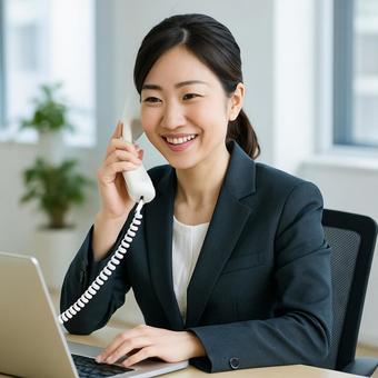 電話応対をする中堅社員ビジネスウーマンの写真