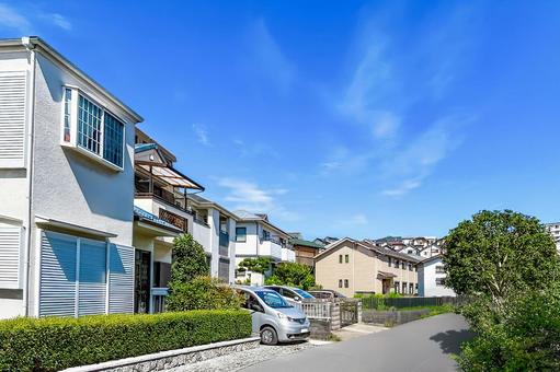 奥の丘の上までずっと続く家がある住宅街 奥の丘の上までずっと続く家がある住宅街 住宅,戸建て,マイホームの写真素材
