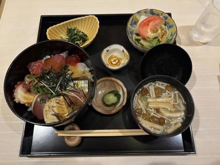 海鮮丼定食 海鮮丼定食 海鮮丼,定食,味噌汁の写真素材