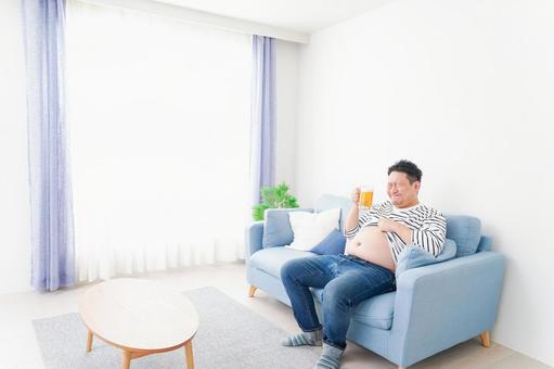 自宅でビールを飲む中年の男性 自宅でビールを飲む中年の男性 息抜き,若い,酔っ払いの写真素材