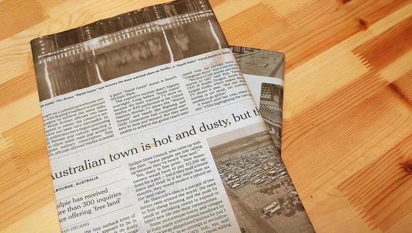 英字新聞のブックカバーをつけた書籍 英字新聞のブックカバーをつけた書籍 英字新聞,本,古本の写真素材