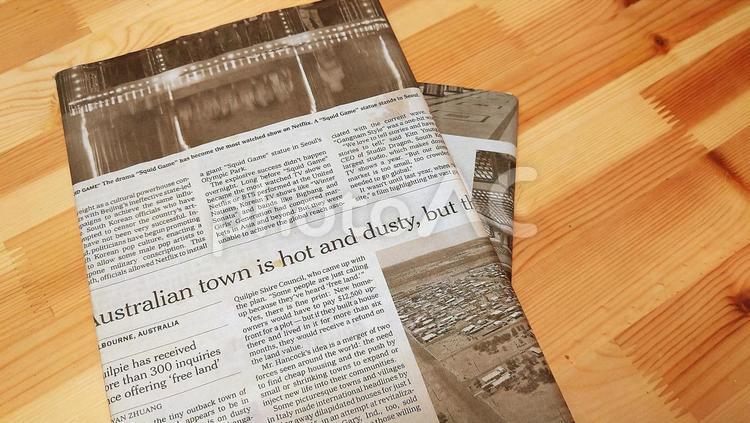 英字新聞のブックカバーをつけた書籍 英字新聞,本,古本の写真素材