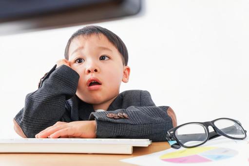 スーツを着て仕事をする子供ビジネスマン スーツを着て仕事をする子供ビジネスマン 起業,出張,子供の写真素材