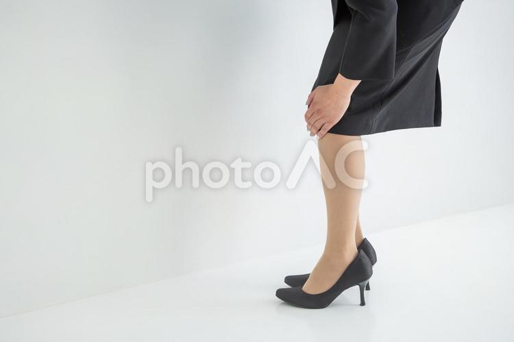 ひざを触る女性 関節痛,膝,膝痛の写真素材