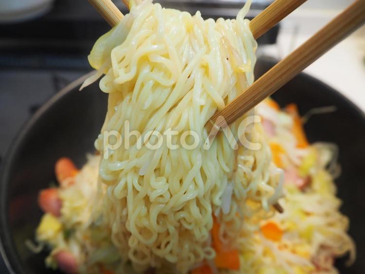 野菜焼きそば　焼く　調理中　マクロ撮影 焼きそば,野菜,野菜焼きそばの写真素材