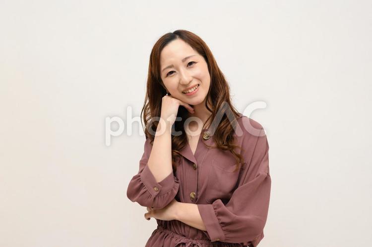 笑顔でこちらを見つめる女性 笑顔,女性,嬉しいの写真素材