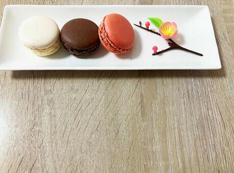 お皿にのった3個のマカロンと和の飾り マカロン,スイーツ,お菓子の写真素材