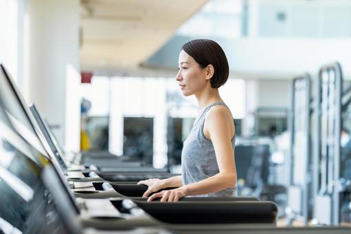 ジムでトレーニングするミドルの女性 ジム,フィットネス,トレーニングの写真素材