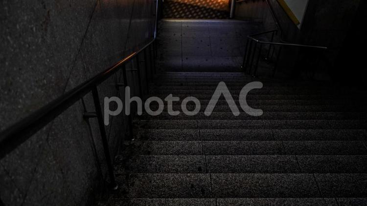 人気のない階段 夜景,夜,建造物の写真素材