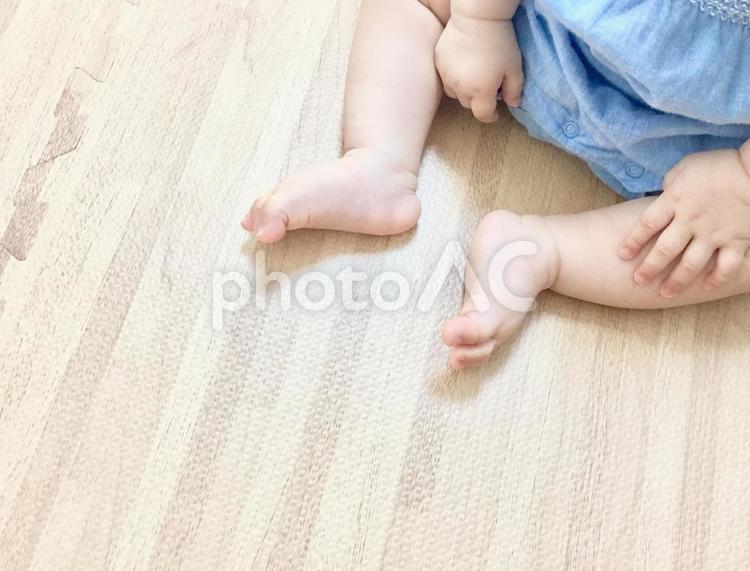 おすわりする赤ちゃん 赤ちゃん,おすわり,0歳児の写真素材