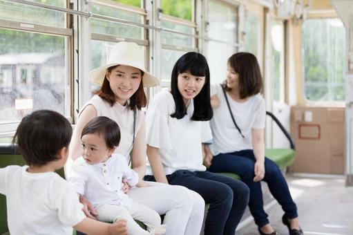 母親 育児 電車 母親 育児 電車 ママ友,男性,女性の写真素材