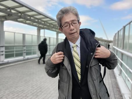 通勤途中のシニア男性サラリーマン シニア,シニア男性,シニアサラリーマンの写真素材