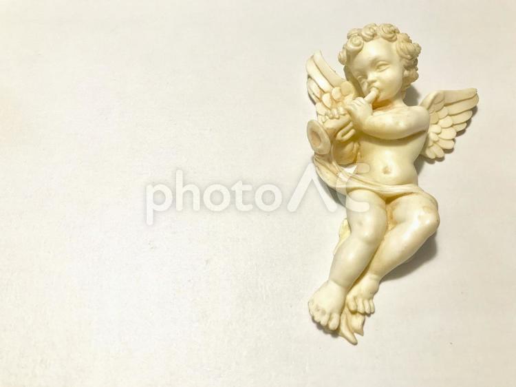 楽器を演奏している天使の置物 天使,エンジェル,琴の写真素材