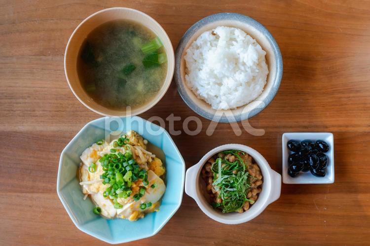 白ご飯と味噌汁付きの健康的な食事 和食,朝ごはん,朝食の写真素材